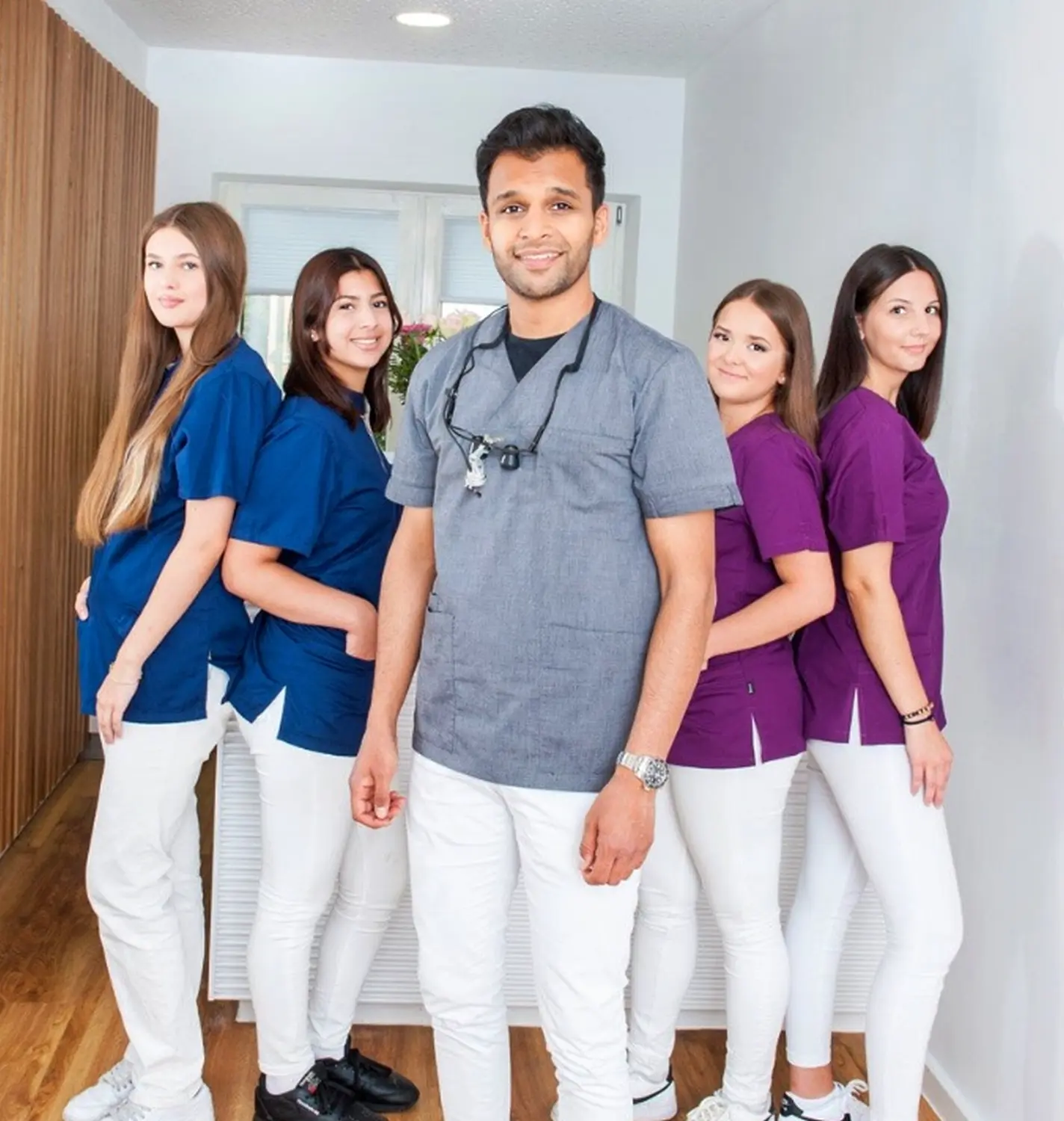 Attaul Bhatti mit Team von Zahnarztpraxis Bhatti